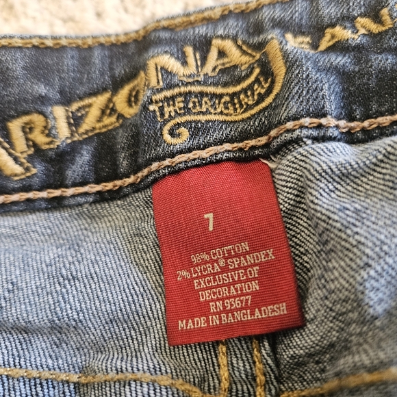 Juniors size 7 Arizona Jean Shorts Cuffed - Picture 2 of 3